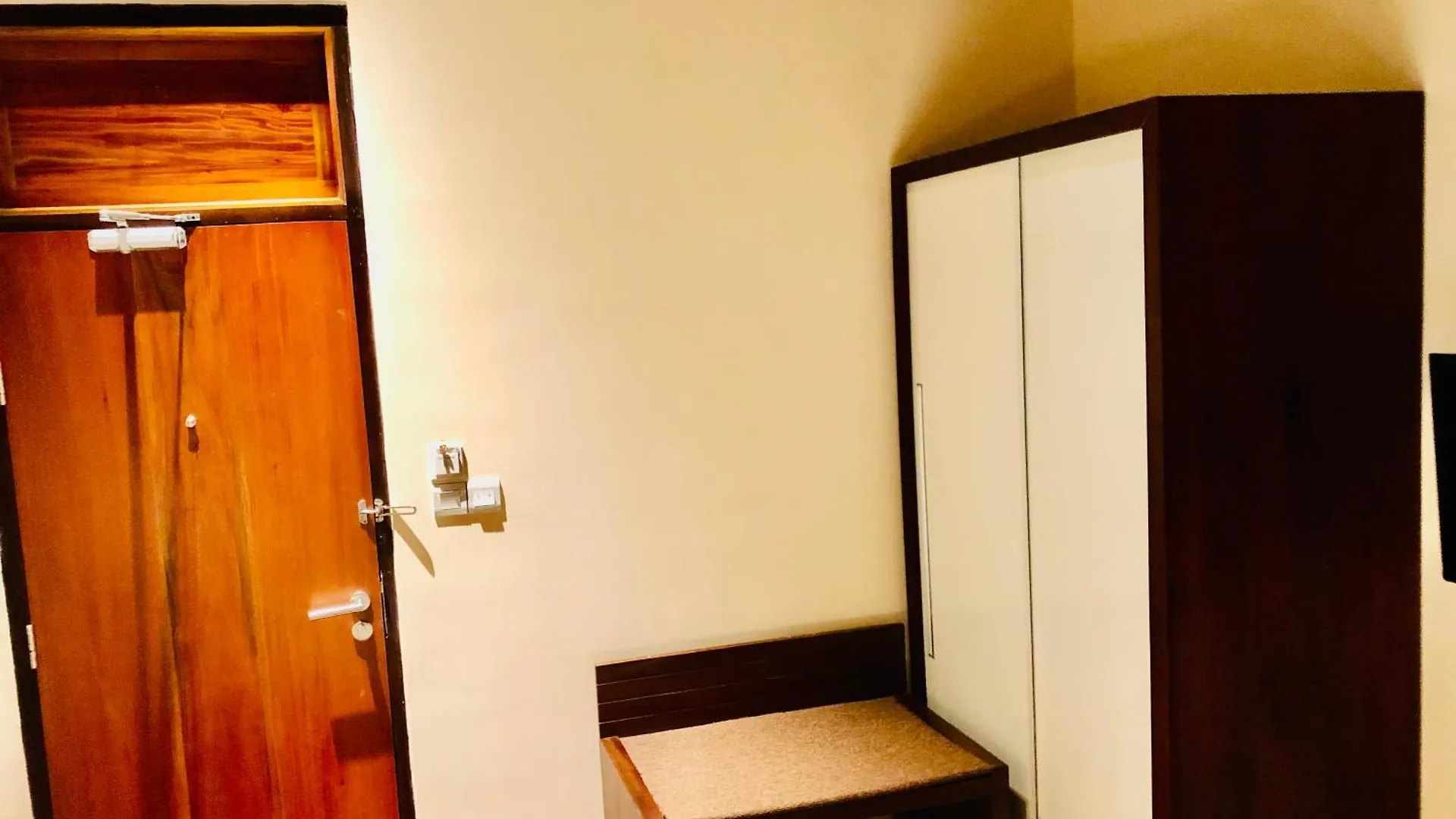 Tropic Inn - Mount Lavinia Watumulla
